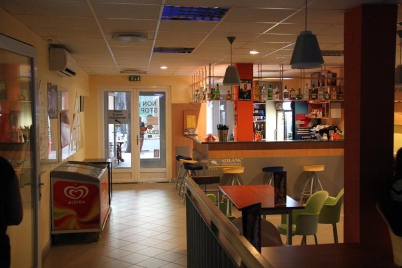 Teke Bowling Centrum Es Sport Panzio Segedyn Zewnętrze zdjęcie