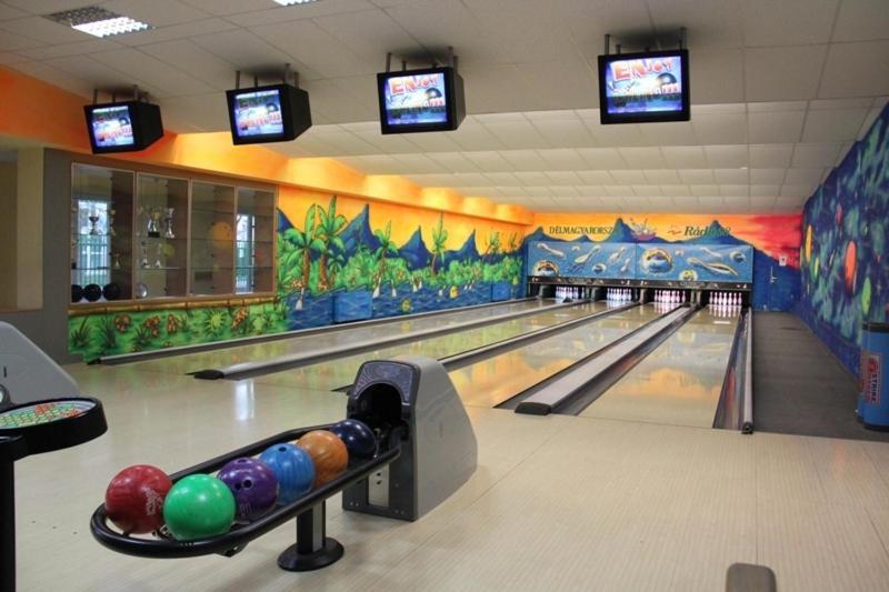 Teke Bowling Centrum Es Sport Panzio Segedyn Zewnętrze zdjęcie